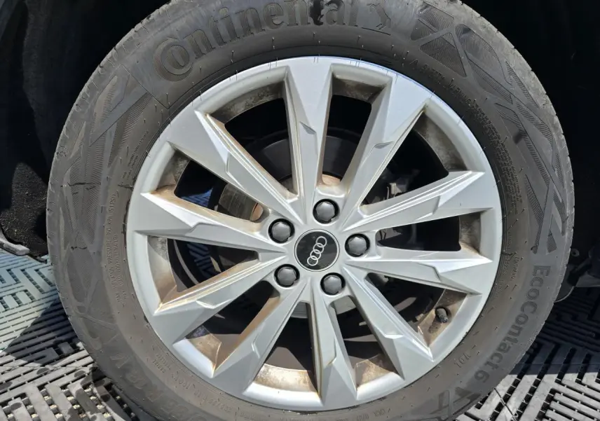 Gros plan sur la jante aluminium 5 branches doubles de l'Audi Q3 blanc, avec pneu Continental EcoContact 6 visible.