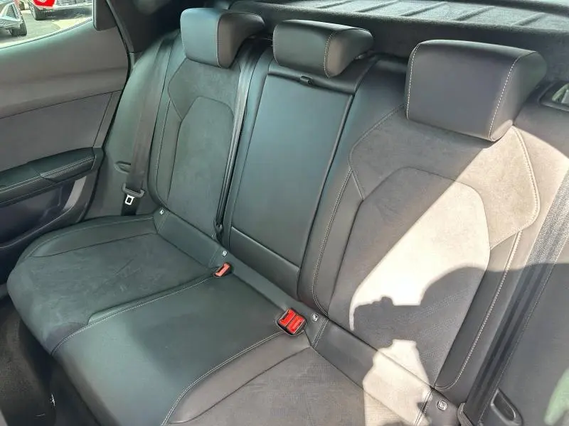Vue intérieure du siège arrière en textile noir avec surpiqûres contrastées du CUPRA Formentor 1.5 eTSI Hybrid 2025.