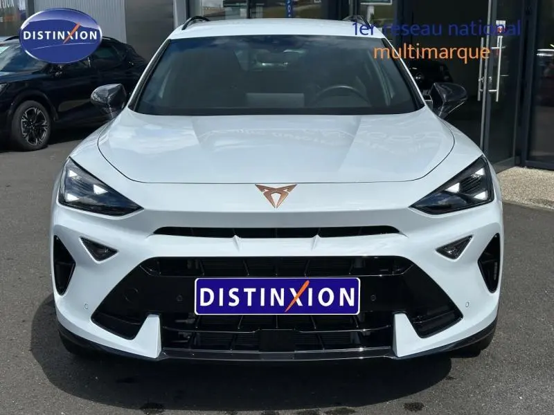 Vue avant d'une CUPRA Formentor blanc Nevada métallisé avec logo cuivré et calandre noire distinctive.