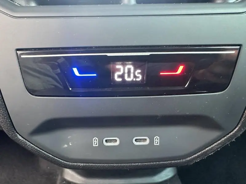 Gros plan sur la commande de climatisation arrière du CUPRA Formentor 1.5 eTSI Hybrid avec affichage digital à 20,5°C et ports USB-C.
