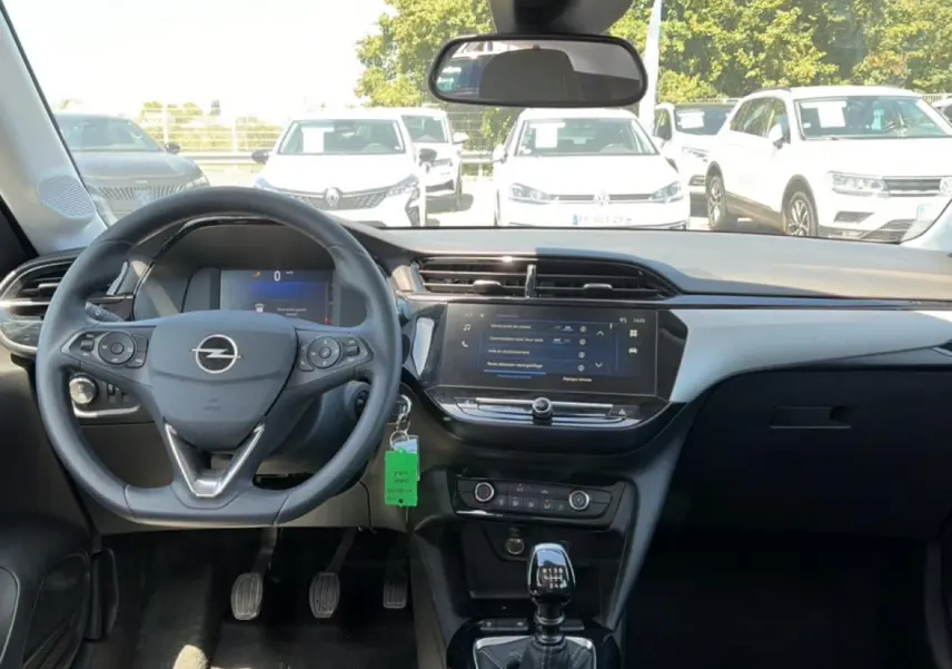 Vue intérieure avant de l’Opel Corsa noire 2025, mettant en valeur le volant multifonction et l’écran tactile central.