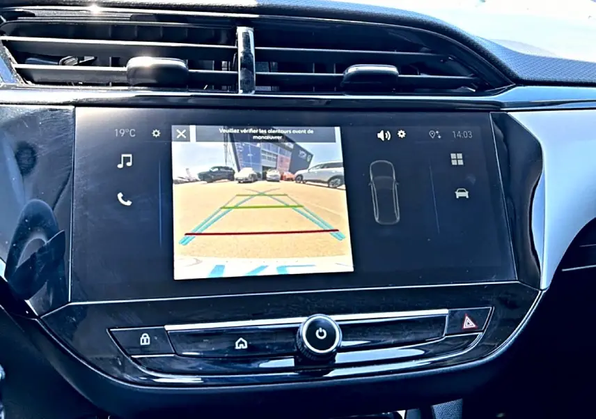 Écran tactile central de l’Opel Corsa 1.2 turbo noir, affichant la caméra de recul avec guidage dynamique.