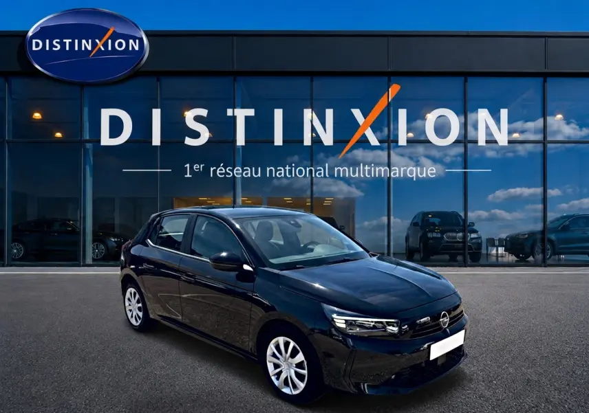 Opel Corsa 1.2 turbo 100 édition noire vue 3/4 avant droit devant showroom Distinxion.