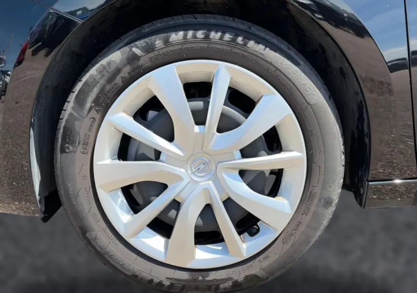 Gros plan sur la roue avant gauche d’une Opel Corsa noire 2025 avec enjoliveur argenté et pneu Michelin.