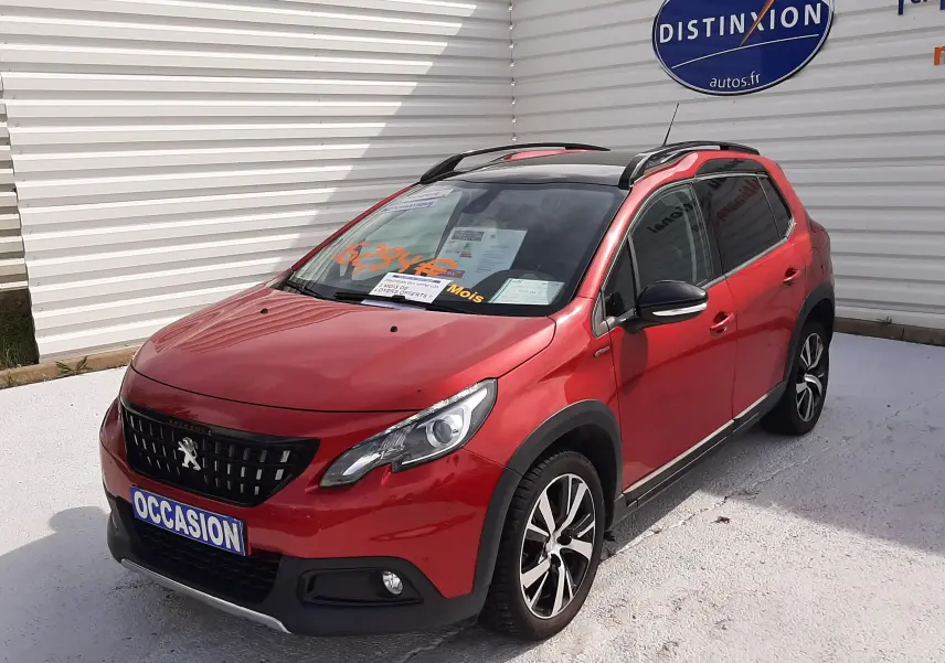 Peugeot 2008 rouge Ultimate Metal vue 3/4 avant droit, avec toit noir et jantes alliage distinctives.