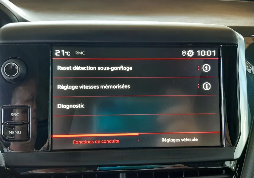 Écran tactile central de la Peugeot 2008 GT Line 2019 affichant les réglages de conduite, intérieur noir.