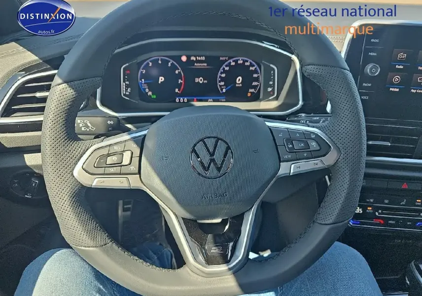 Vue intérieure centrée sur le volant cuir multifonction sport du Volkswagen T-Roc 2025, avec cockpit numérique pro visible.