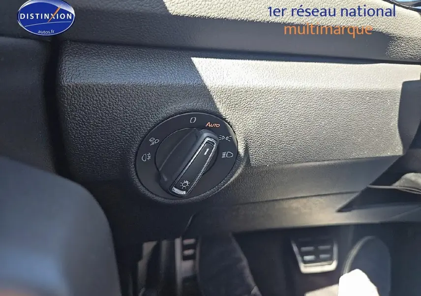 Gros plan sur l'interrupteur des phares du Volkswagen T-Roc noir perle, côté gauche tableau de bord, finition R-Line.