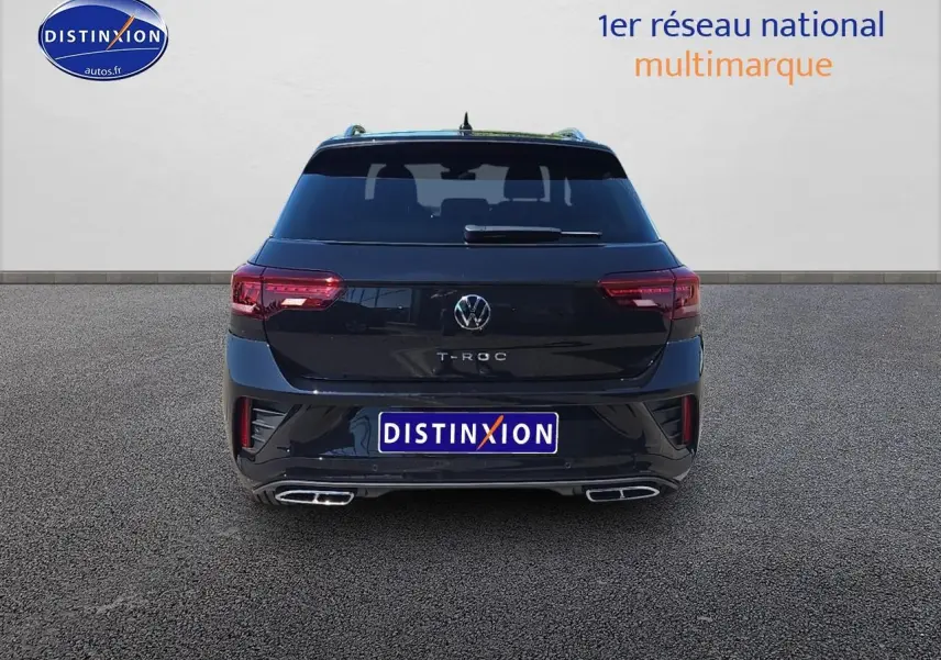 Vue arrière d’un Volkswagen T-Roc noir perle 2025 avec feux LED et double sortie d’échappement rectangulaire.