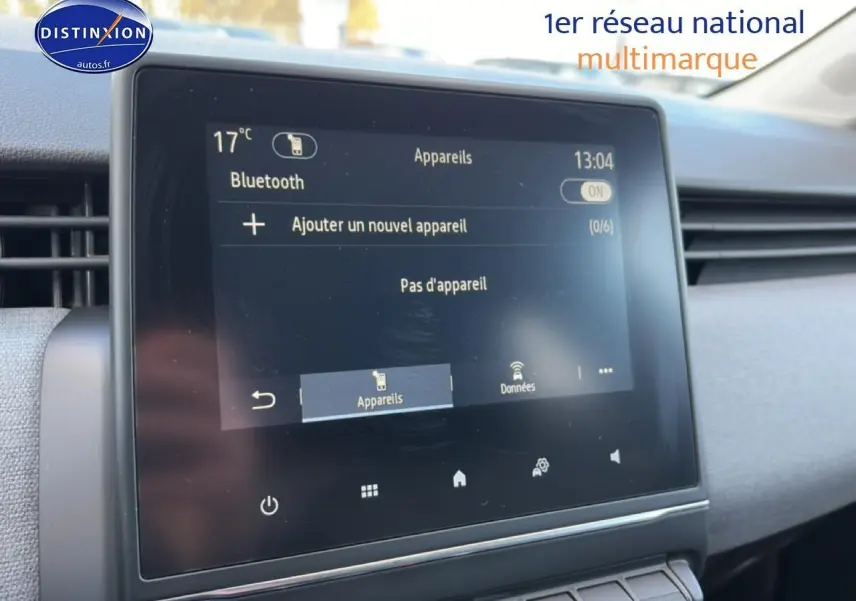 Écran tactile central de la Renault Clio V gris foncé, affichant le menu Bluetooth, vue intérieure côté passager.
