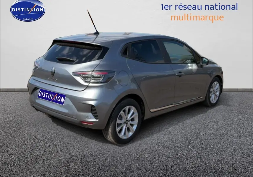 Renault Clio V gris foncé vue 3/4 arrière droit avec feux arrière LED et jantes alliage 16 pouces.