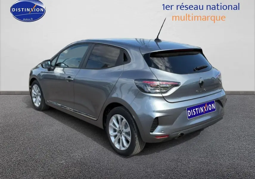 Renault Clio V gris foncé vue 3/4 arrière droit, avec feux LED et becquet arrière noir brillant.