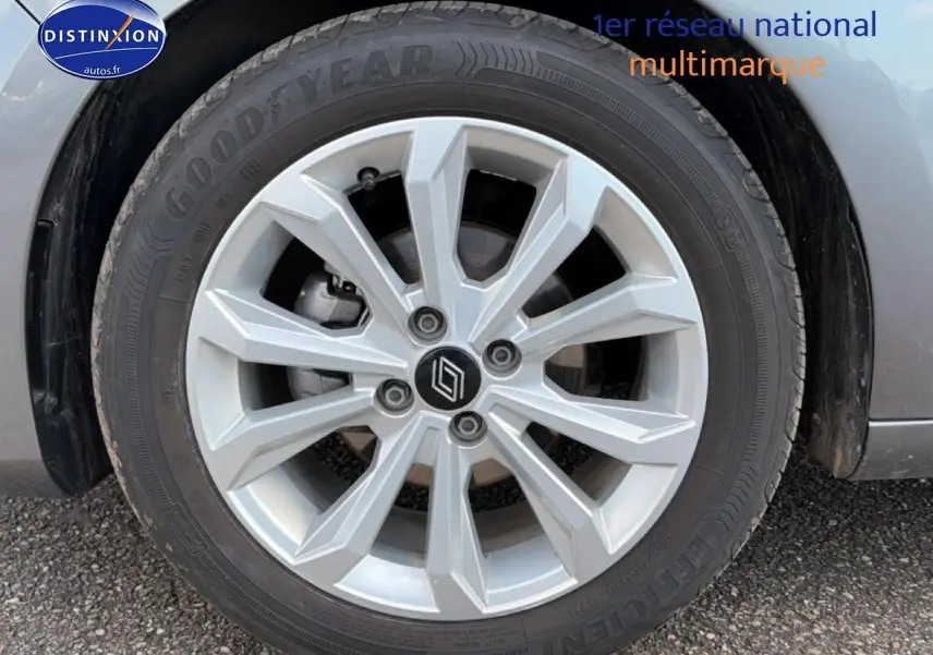 Gros plan sur la roue avant droite d'une Renault Clio V gris foncé avec jante alliage à plusieurs branches.