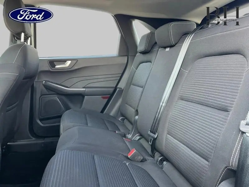 Vue intérieure côté droit des sièges arrière noirs du Ford Kuga 2023, mettant en valeur les appuie-têtes et ceintures.