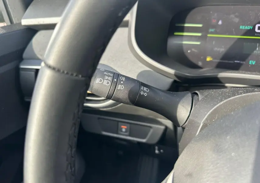 Gros plan sur la manette des feux et clignotants côté gauche du tableau de bord du Dacia Jogger 2025.