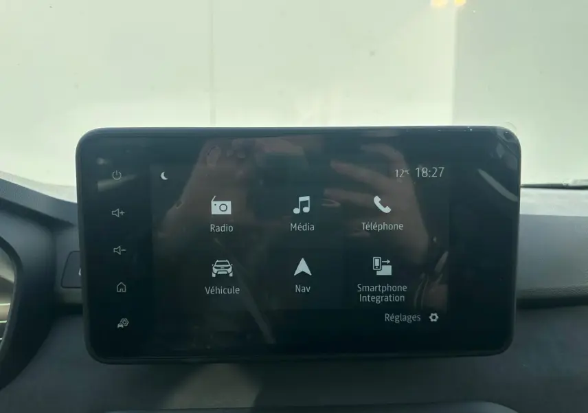 Écran tactile central du tableau de bord du Dacia Jogger affichant les menus Radio, Média, Téléphone, Véhicule, Navigation et Smartphone Integration.