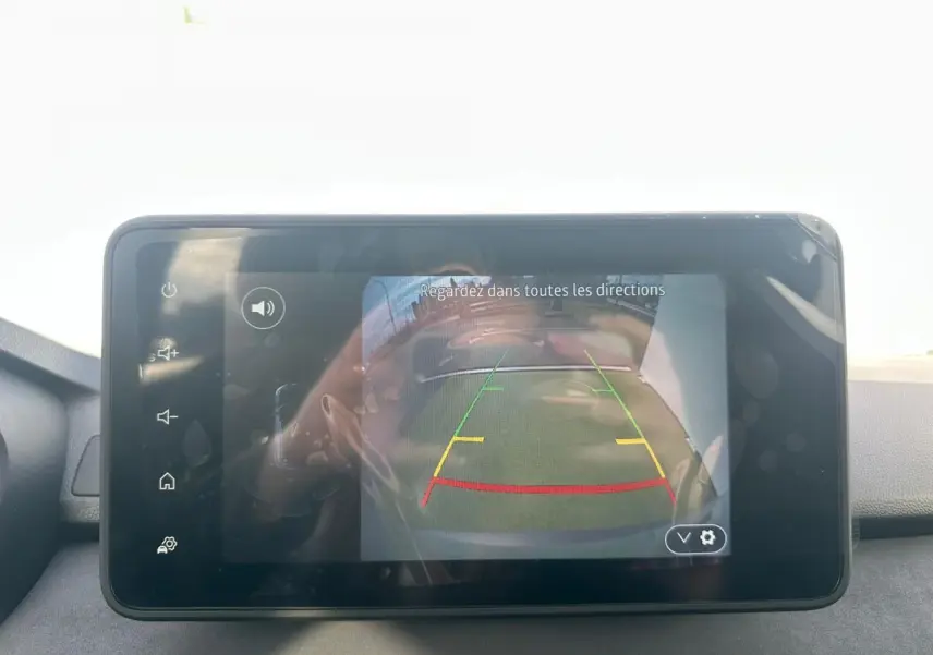 Écran tactile intérieur affichant la caméra de recul du Dacia Jogger hybride, avec repères de guidage colorés.