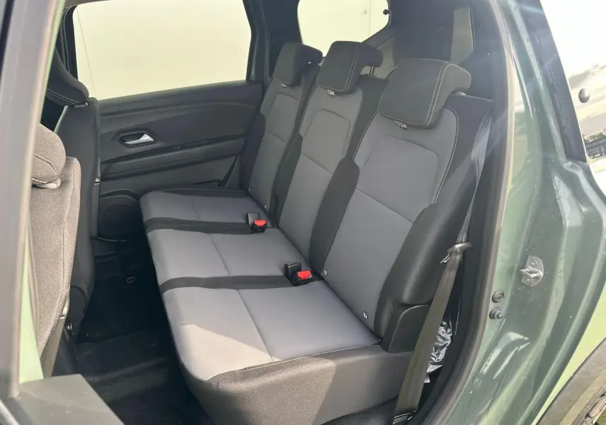 Vue intérieure côté droit sur la banquette arrière grise et noire du Dacia Jogger 2025 couleur kaki lichen métallisé.