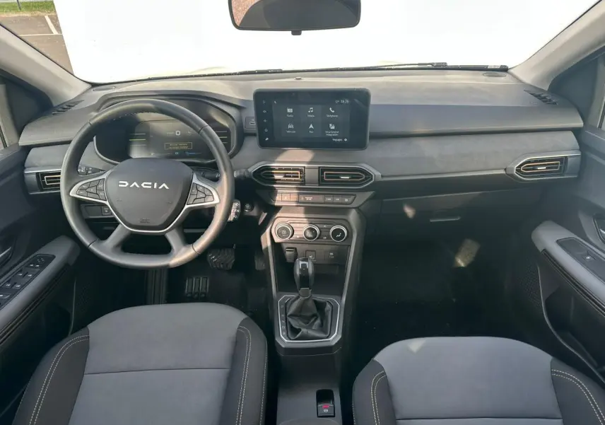 Vue intérieure frontale du tableau de bord et volant noir du Dacia Jogger 2025 avec écran tactile central.