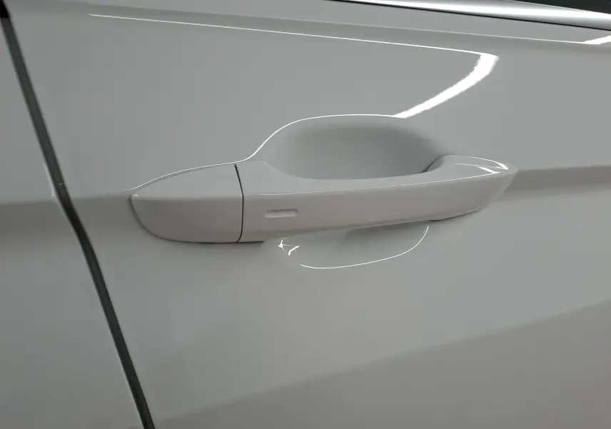 Poignée de porte côté gauche blanc pur du Volkswagen Tiguan 2.0 TDI 150 DSG7 R-Line 2023.