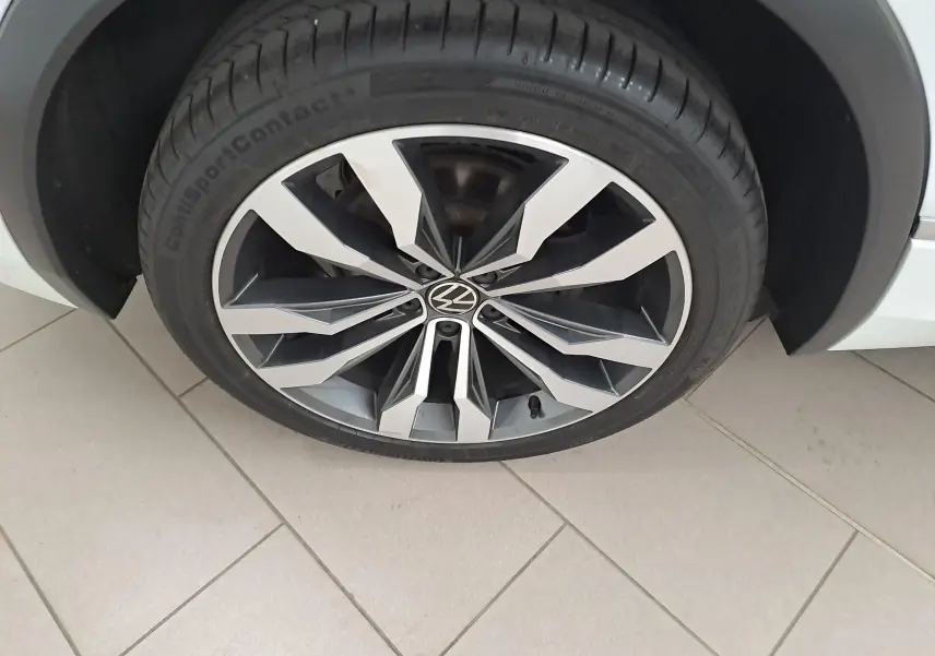 Gros plan sur la jante alliage 20'' Suzuka du côté gauche du Volkswagen Tiguan blanc pur 2023.