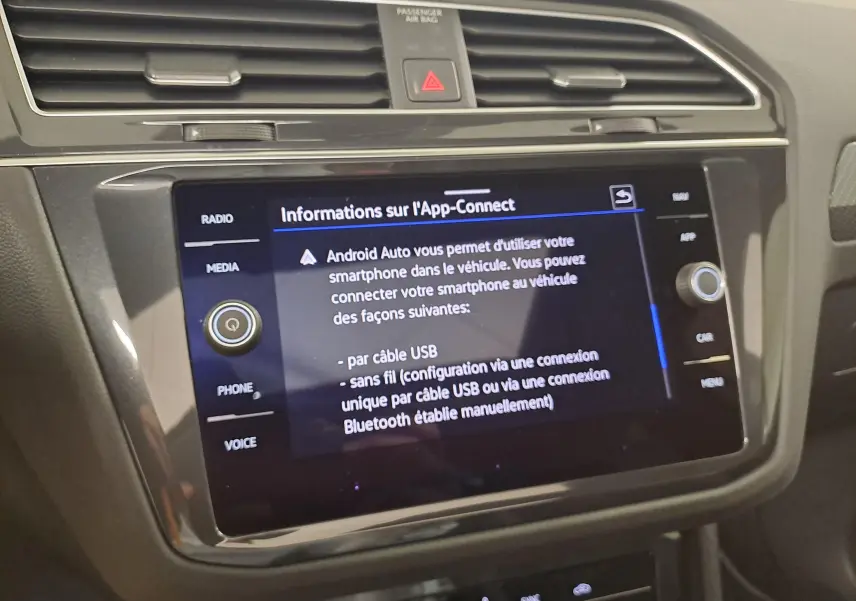 Écran tactile central affichant les informations App-Connect dans l’habitacle du Volkswagen Tiguan 2023.
