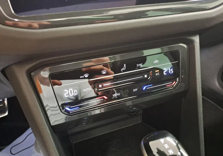 Panneau de commande de la climatisation digitale du Volkswagen Tiguan 2023, avec réglages de température et ventilation.