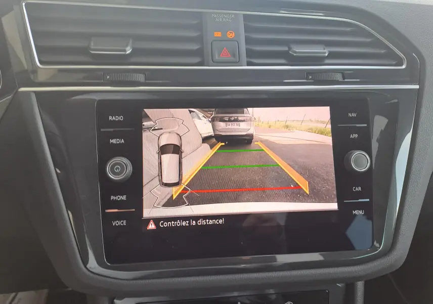 Écran tactile du tableau de bord du Volkswagen Tiguan montrant la caméra de recul avec guidage de trajectoire.