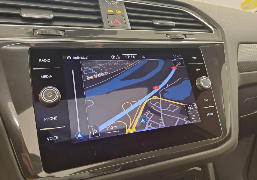 Écran tactile du système de navigation Discover Media dans l’habitacle du Volkswagen Tiguan blanc, vue rapprochée du tableau de bord.