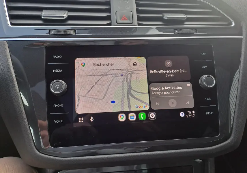 Vue rapprochée de l'écran tactile central du Volkswagen Tiguan 2023 affichant la navigation et les options multimédia.