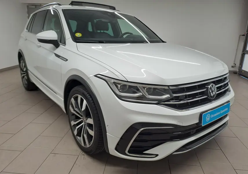 Volkswagen Tiguan blanc pur en 3/4 avant droit, avec jantes alliage 20'' Suzuka et toit ouvrant panoramique.