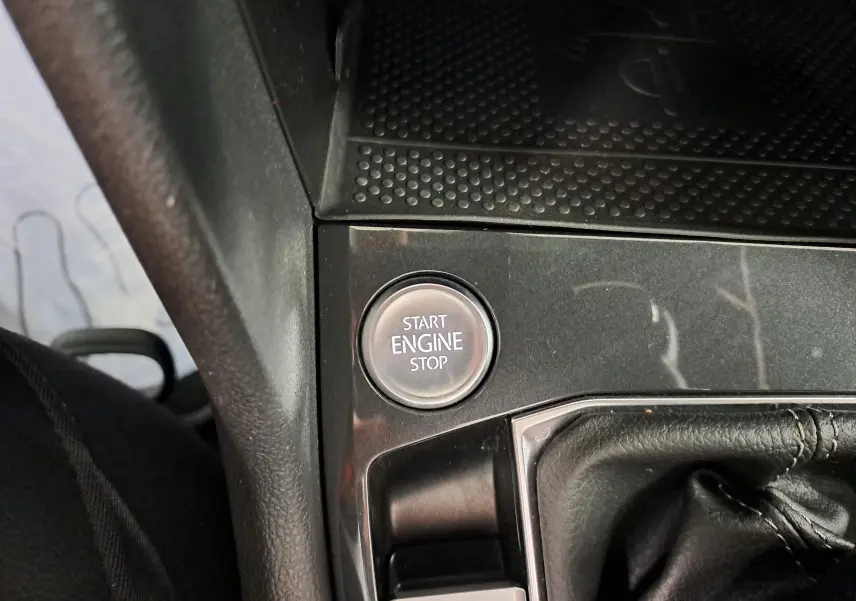 Bouton Start Engine Stop en gros plan sur la console centrale noire du Volkswagen Tiguan 2023.