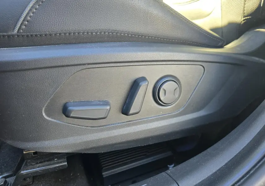 Gros plan sur les commandes électriques de réglage du siège conducteur en cuir noir du Hyundai Tucson 2021.