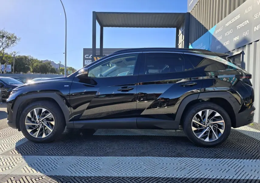 Vue latérale droite d'un Hyundai Tucson noir Phantom Metal 2021, soulignant ses lignes anguleuses et ses jantes alliage.