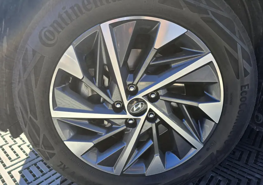 Gros plan sur la jante alliage au design géométrique du Hyundai Tucson noir Phantom Metal, avec pneu Continental.