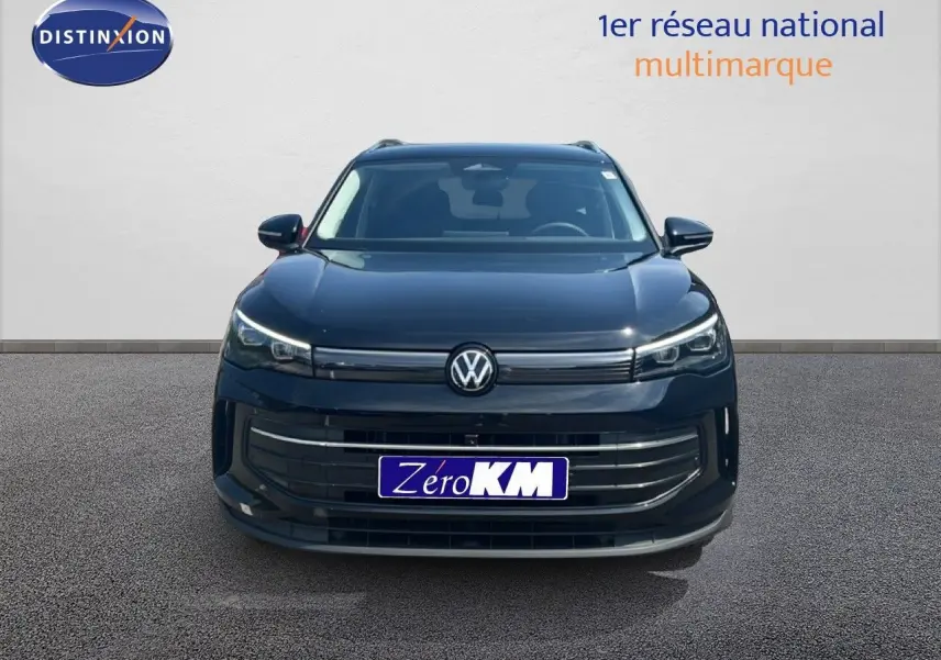 Vue frontale d'un Volkswagen Tiguan noir Grenadilla Metal 2026 avec calandre et phares LED distinctifs.