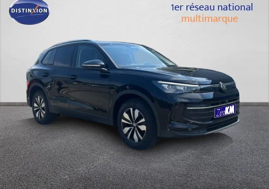 Volkswagen Tiguan 1.5 TSI noir grenadilla métal en 3/4 avant droit, avec jantes spécifiques et calandre moderne.