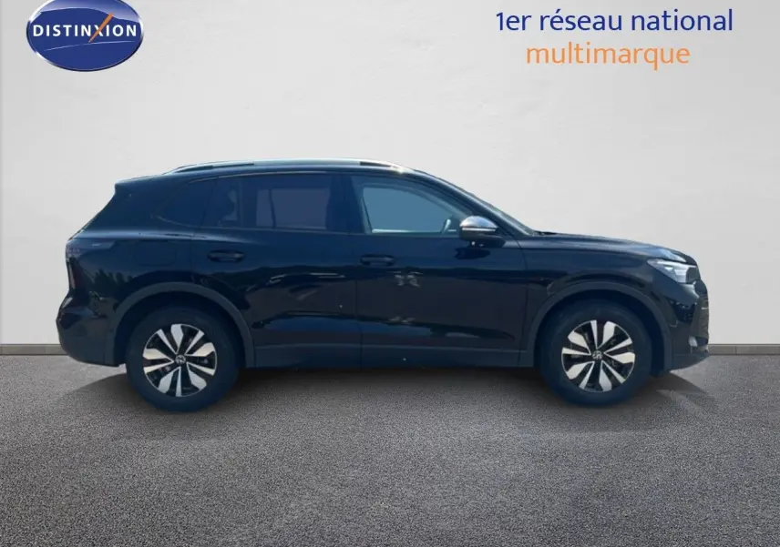 Profil droit d’un Volkswagen Tiguan noir Grenadilla 2026 avec jantes bicolores et toit ouvrant.