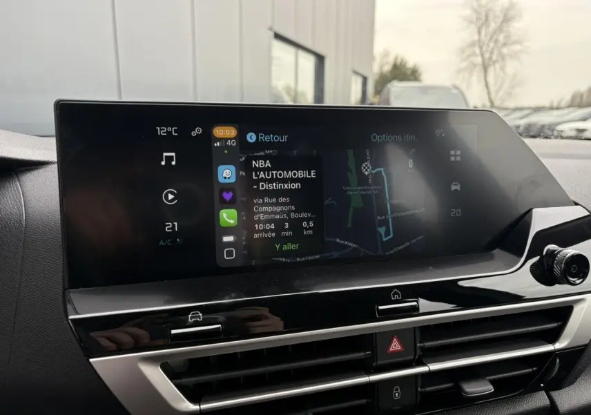 Vue rapprochée de l’écran tactile central du tableau de bord de la Citroën C4 gris acier avec navigation active.