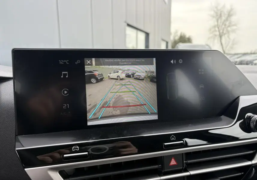 Écran central de la Citroën C4 2024 montrant la caméra de recul avec guidage en lignes colorées.