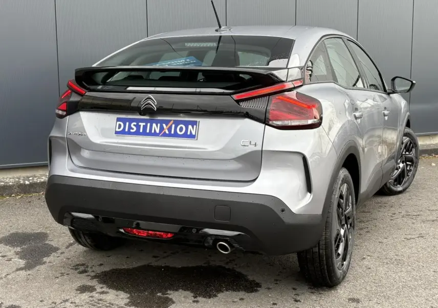 Vue 3/4 arrière droite d'une Citroën C4 gris acier avec feux arrière LED et jantes alliage noires.