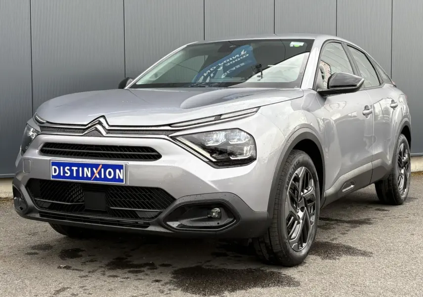 Citroën C4 gris acier vue 3/4 avant droit, avec phares LED et jantes alliage noires diamantées.