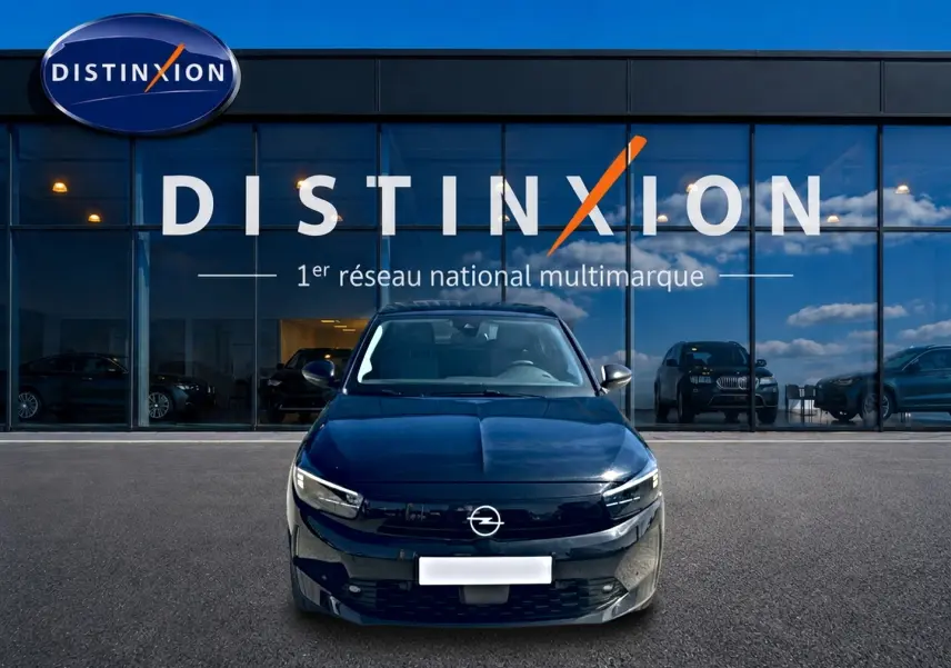Opel Corsa 1.2 turbo noir vue de face, avec calandre noire brillante et phares LED devant showroom Distinxion.