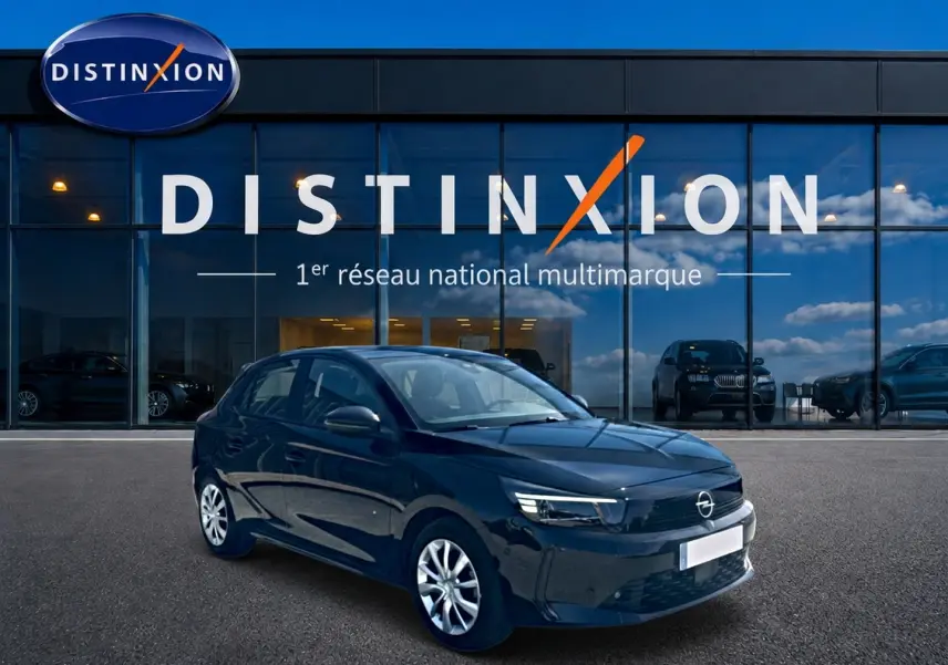 Opel Corsa 1.2 turbo 2025 noir vue 3/4 avant, avec phares LED et jantes argentées devant showroom Distinxion.