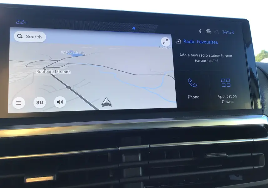 Écran tactile central du Peugeot Expert Fourgon 2024 montrant la navigation GPS et les options radio, côté tableau de bord noir.
