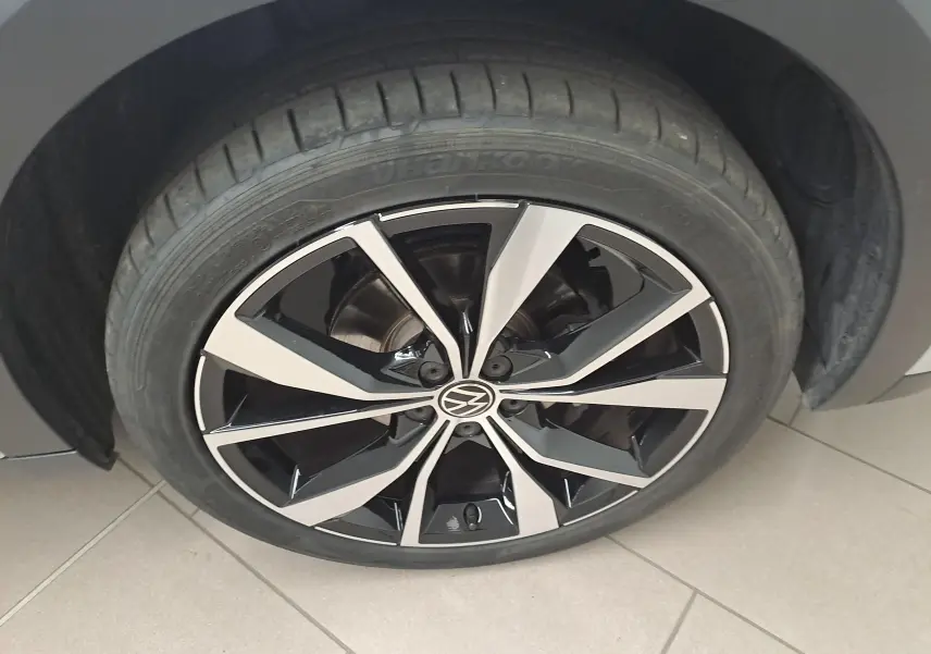 Gros plan sur la jante alliage noir et argent 18 pouces Misano du Volkswagen T-Cross 2025 couleur Reflet d'argent.