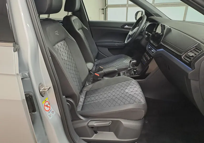 Vue intérieure côté gauche du Volkswagen T-Cross 2025 argent avec sièges avant chauffants et finition R-Line.