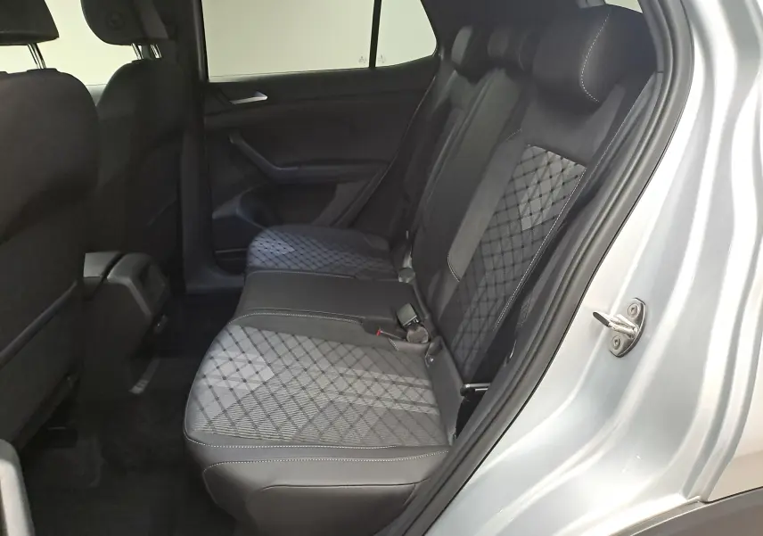 Vue intérieure côté droit des sièges arrière du Volkswagen T-Cross 2025 en peinture métallisée Reflet d'Argent.