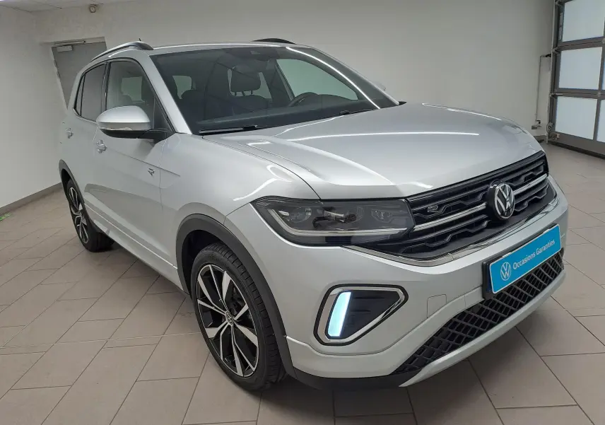 Volkswagen T-Cross 2025 argent Reflet d'argent en 3/4 avant droit avec jantes alliage et feux LED allumés.