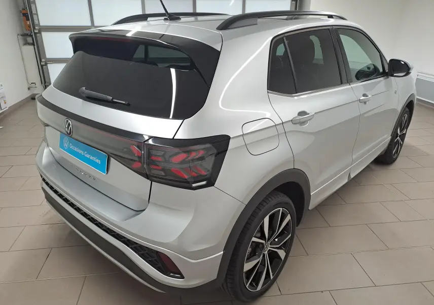 Volkswagen T-Cross 2025 Reflet d'argent en 3/4 arrière droit, avec jantes alliage 18'' et vitres teintées.